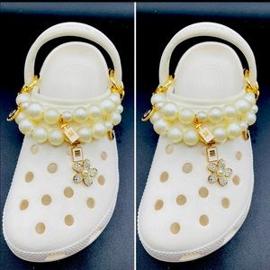 Crocs.  doubble pearls  nut. Ring chain charms set